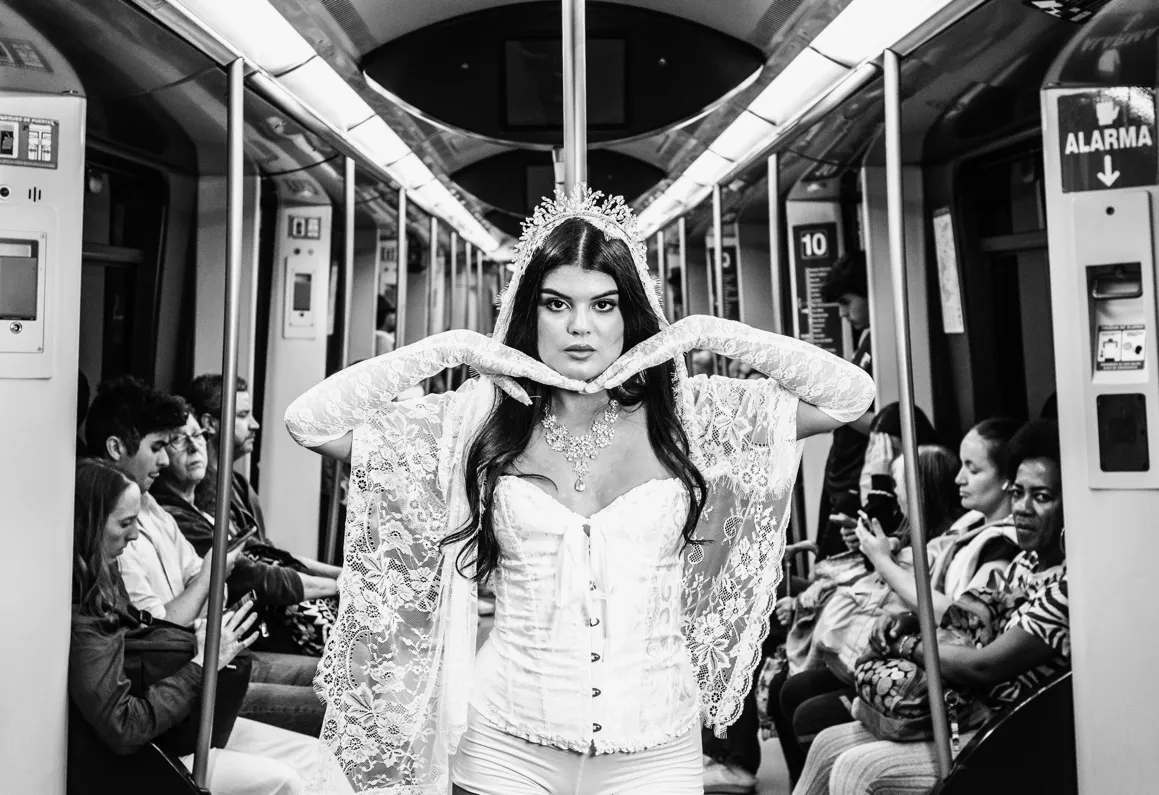 María Luna en un vagón de metro