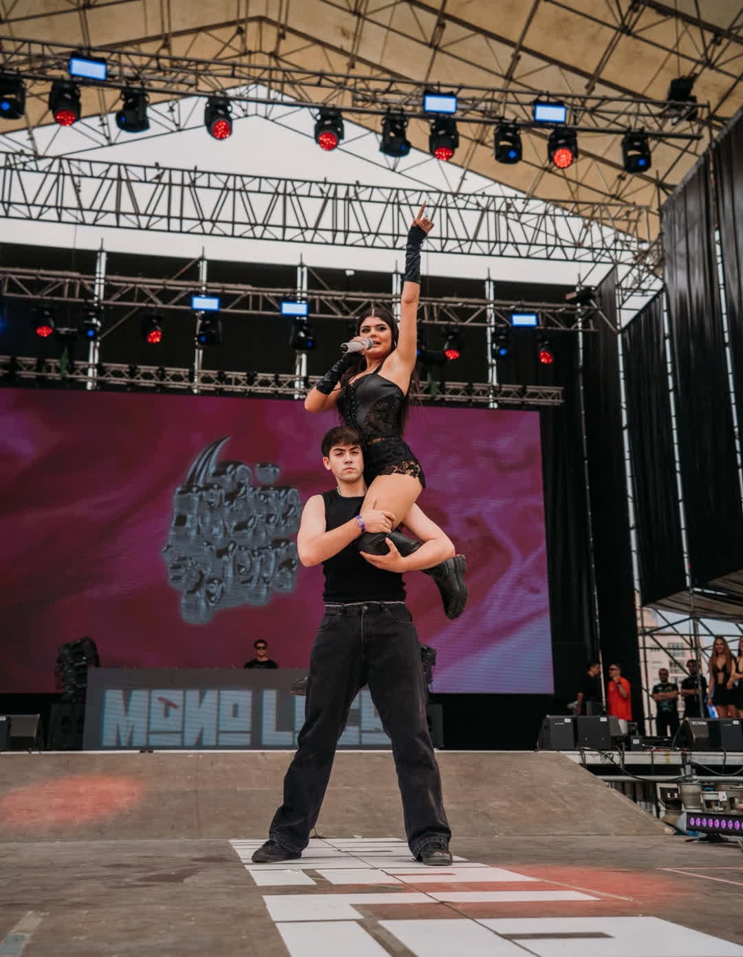 María Luna actuando en directo con su bailarín