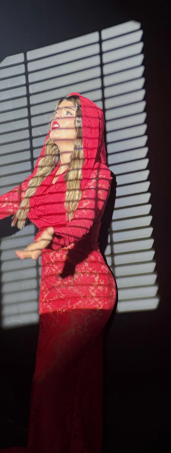 María Luna con vestido rojo en el escenario